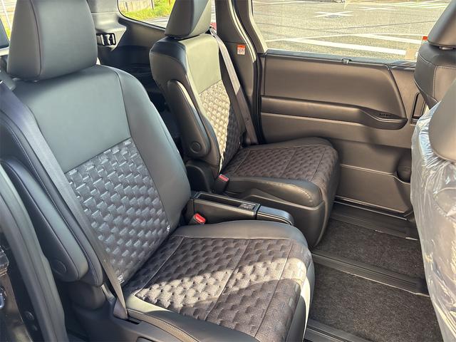 ヴォクシー ハイブリッドＳ－Ｚ　両側パワースライドドア　ユニバーサルステップ　リヤオートエアコン　ＡＣ１００Ｖ　パワーバックドア　１０．５インチディスプレイオーディオ　ＬＥＤヘッドライト　快適利便パッケージ（14枚目）