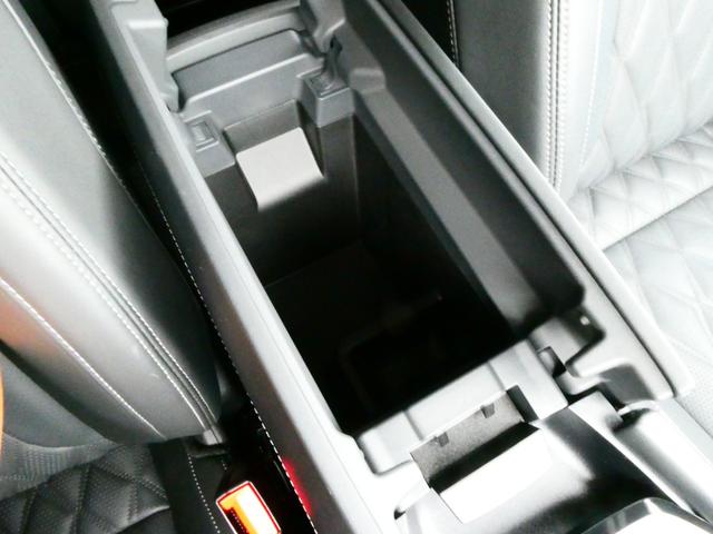 前席アームレストには深みのある収納があるので普段使いの小物類が収納できます