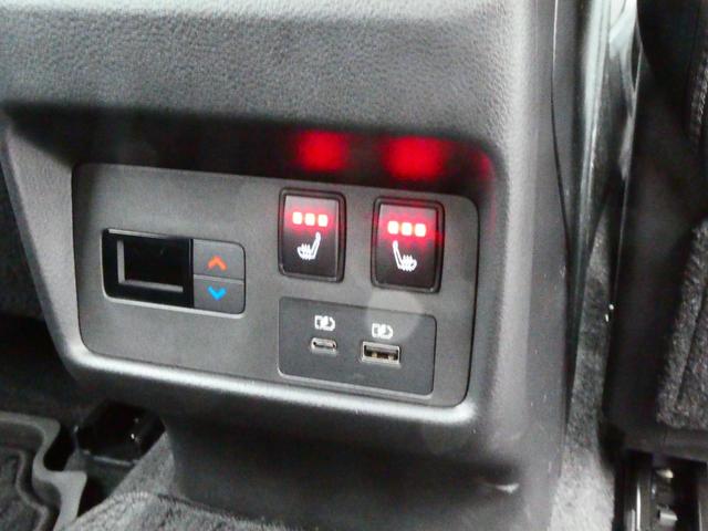 後席にもヒートヒーターやＵＳＢポートがありますので快適に過ごせますよ