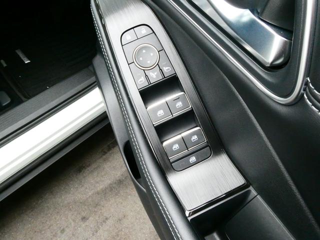 集中ドアロックボタンやウィンドウロックボタン、各ドアはパワーウィンドウ付きです！