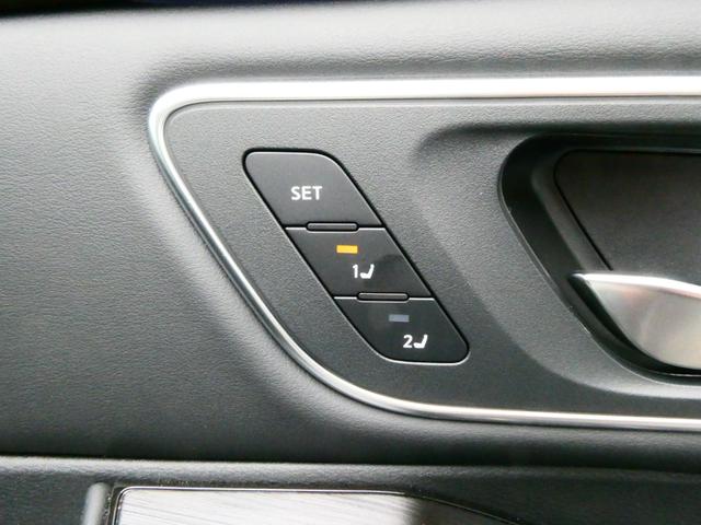 運転席パワーシートで最適なシートポジションがセットできます。２名分のメモリーも可能です