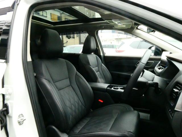 運転席も広々でゆったり気分で快適にドライブできますよ♪