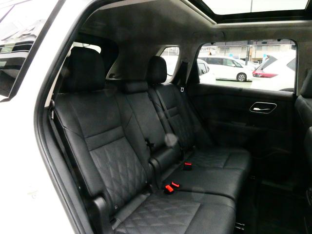 後部座席も足元広々とお座り頂けます。クッション性もあります。