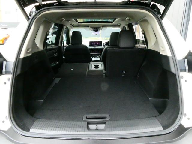 後席「６：４」分割収納で「人＋荷物」の際にも便利です。後席両側収納で大きなラゲッジスペースができあがります。