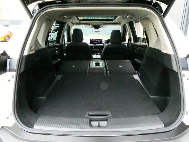 左右のシートを倒すことでさらに大きな荷物を積みことができるんです。
