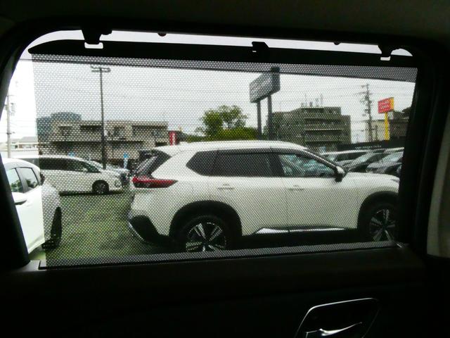 ロールサンシェードも装備していますので強い日差しの日も快適です