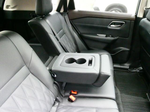 後席にはドリンクホルダーのあるアームレストがあります