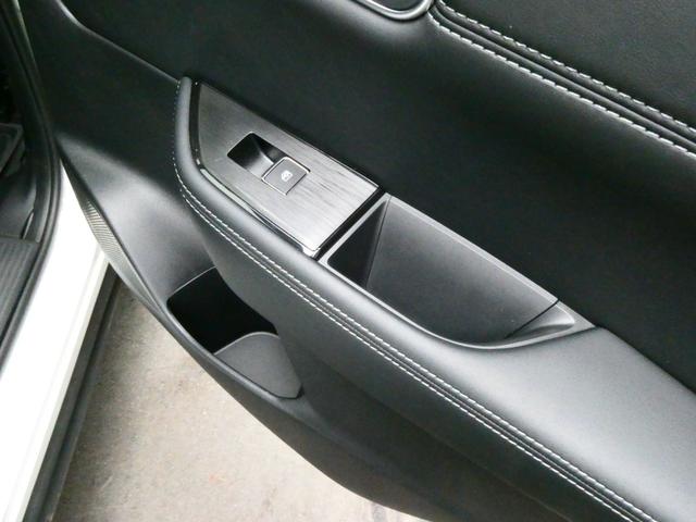 後席ドアポケットにもペットボトルホルダーがあるのでロングドライブも快適です