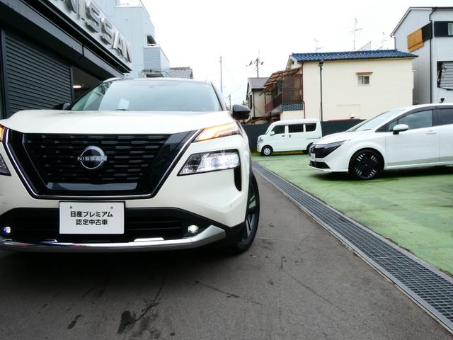 純正ＬＥＤヘッドライトは暗い夜道も明るく照らしナイトドライブをサポートいたします。