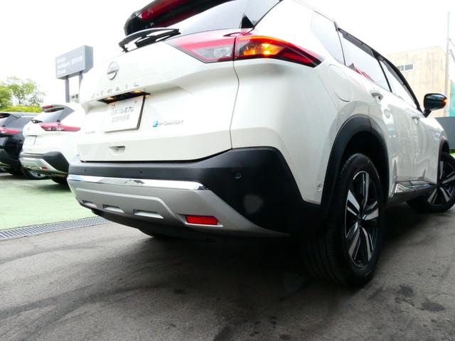 前後に障害物ソナーがございます。万一の際には緊急ブレーキを作動させ、障害物との衝突を回避または衝突時の被害を軽減します。