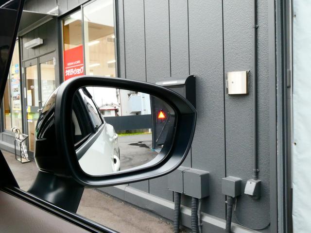 後側方から接近する車両を感知しオレンジ色に点灯して知らせてくれます。