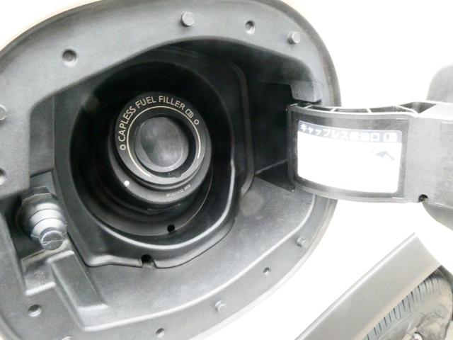 キャップレス給油口で手を汚さずにスマートに給油できます