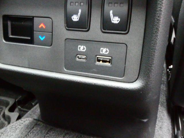 後席にもＵＳＢポートがありますのでお子様のゲーム機などの充電もできますよ
