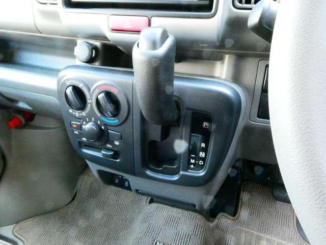 使い勝手の良い位置に配置された操作性の良いシフトレバーになってます。マニュアルモードもありますので走りも快適です