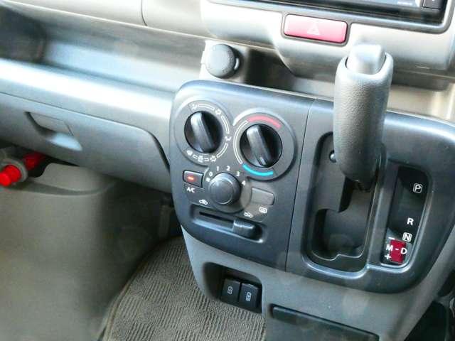 ダイヤル式のマニュアルエアコン。ＡＣのＯＮ・ＯＦＦはスイッチになります。