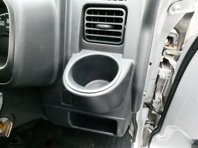 乗車中にホッと一息、ドリンクホルダーもありますよ！ドリンクだけでなく小物類も収納できますよ
