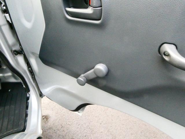 ドアウインドウの開閉はハンドタイプで操作もしやすいですよ
