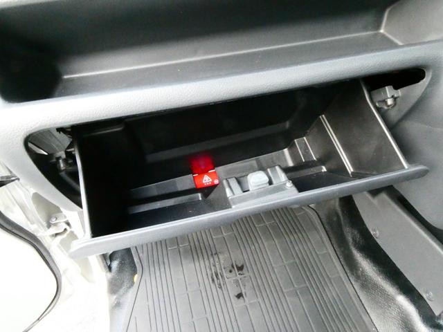 車検証など収納出来る、便利な収納スペースがたくさん用意されています