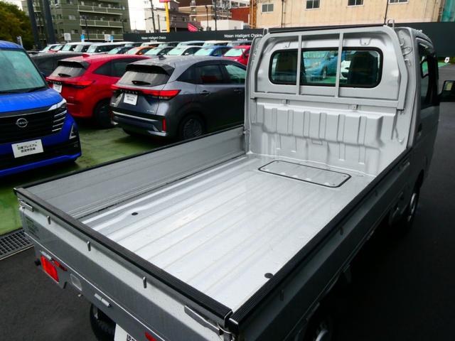 荷台は目立ったダメージもなく良い状態ですよ！三方開で扱いやすいです。