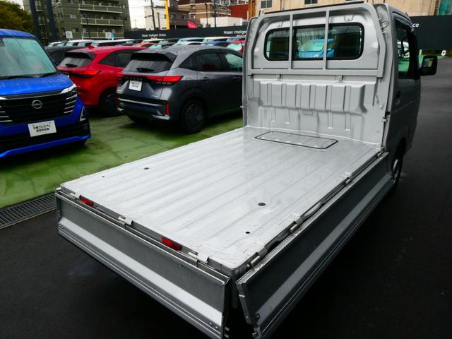 荷台の両サイドと後ろが開閉できて、荷物の積み下ろしにも便利です。