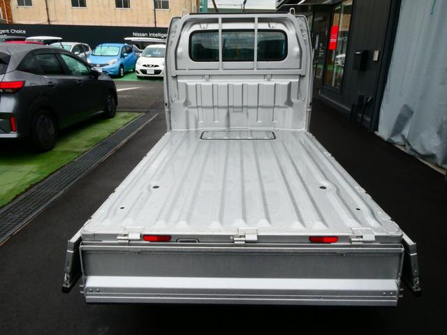 荷台の両サイドと後ろが開閉できて、荷物の積み下ろしにも便利です。