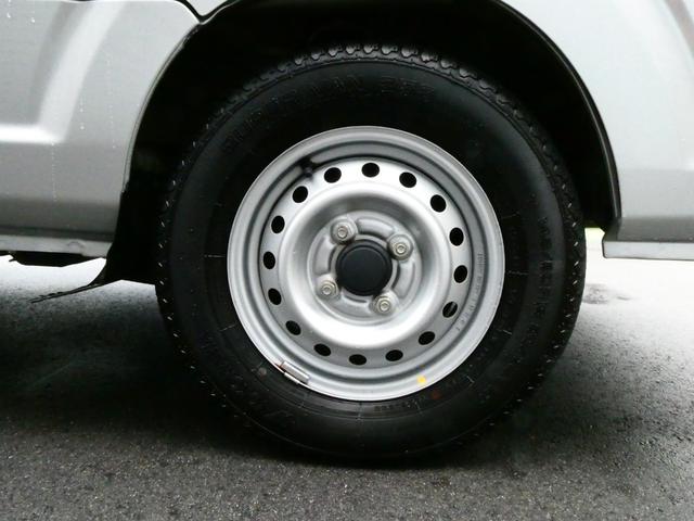 デザインの良い純正スチールホイール、タイヤサイズは１４５／８０Ｒ１２になります