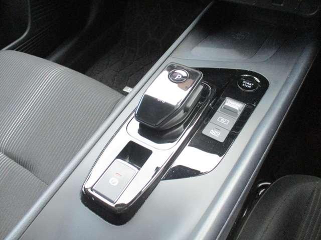 ノート １．２　Ｘ　日産純正メーカーナビ　日産コネクトナビフルセグＴＶ　衝突被害軽減ブレ－キ　全方位カメラ　ＬＥＤヘッドライト　レーンアシスト　スマートルームミラー　移動物検知警報　踏み間違い衝突防止アシスト　ワイヤレス充電器（11枚目）