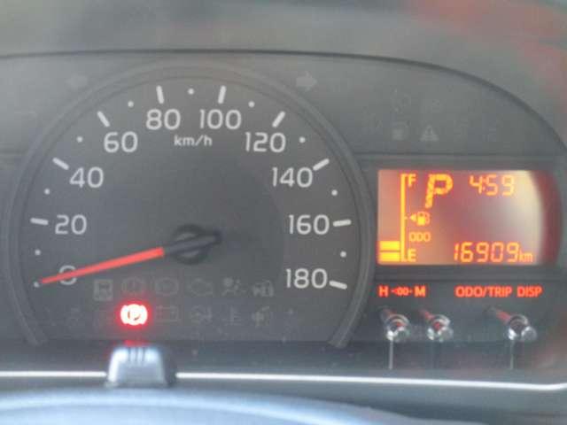 シンプルで視認性の良いメーターパネル、見やすいのが良いですね