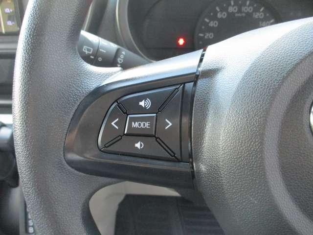 手元でオーディオ操作できます。オーディオの本体のパネルを操作するとどうしてもモニターに指紋などが付いて結構気になりませんか？手元のスイッチで操作すれば画面を汚すことなく操作できますよ。