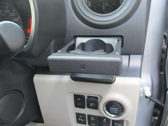 スライド式のドリンクホルダーが使い勝手良いです。使わない時はスッキリ収納できます