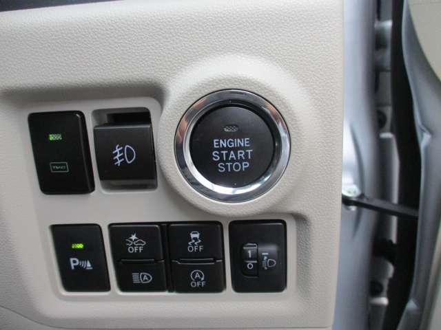 ドアロックの開閉やエンジンスタートの操作までもボタンひとつでＯＫなんです。お買い物で、両手が塞がっている時もキーをポケットに入れていればボタン一つでドアロックを開閉出来ますよ