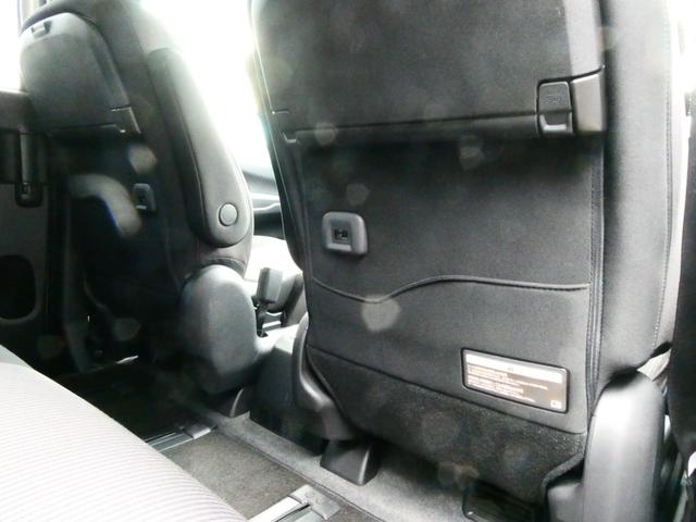 �O�ȃV�[�g�̔w�����ꕔ�Ƀt�@�C���Ȃǂ����[�ł���|�P�b�g������܂�