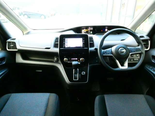 セレナ ２．０　ＸＶ　日産純正７インチナビ　オートクルーズ　レーンキープ　ワンオーナー車　インテリキー　バックカメラ　記録簿　ドラレコ　パワーウインドウ　盗難防止システム　ナビＴＶ　エアコン　ＡＢＳ　エアバッグ　メモリーナビ　キーレス（4枚目）