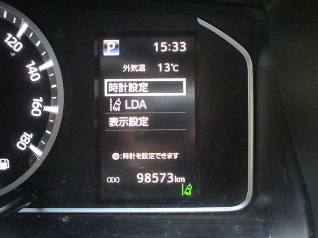 �ԗ��̊e��ݒ�̓X�e�A�����O�X�C�b�`�Ŗڐ������炳������ł��܂��B