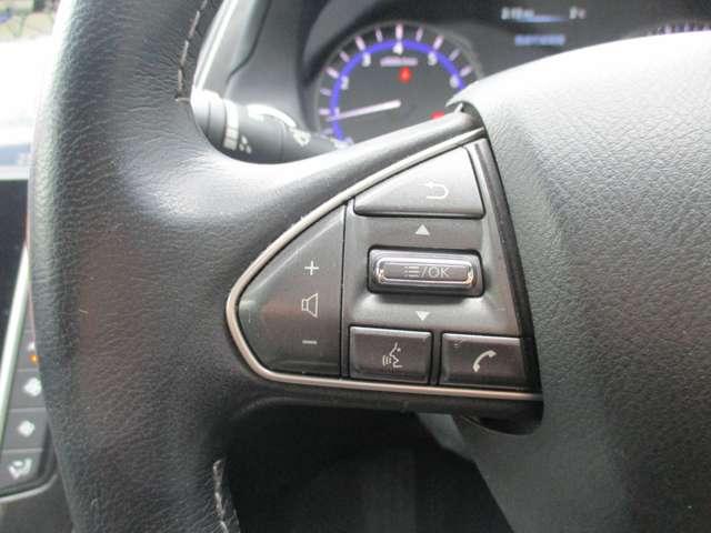 �茳�ŃI�[�f�B�I����ł��܂��B�I�[�f�B�I�̖{�̂̃p�l���𑀍삷��Ƃǂ����Ă����j�^�[�Ɏw��Ȃǂ��t���Č��\�C�ɂȂ�܂��񂩁H�茳�̃X�C�b�`�ő��삷��Ή�ʂ��������ƂȂ�����ł��܂���B