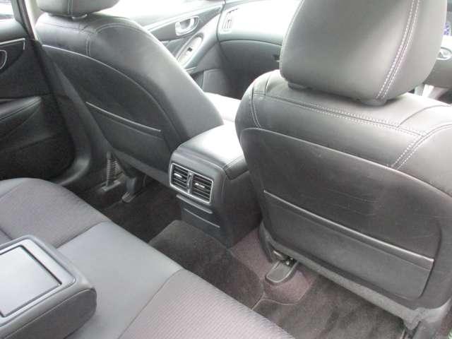 �O�ȃV�[�g�̔w�����ꕔ�Ƀt�@�C���Ȃǂ����[�ł���|�P�b�g������܂�