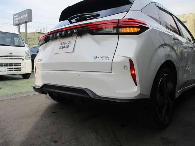 �O��ɏ�Q���\�i�[���������܂��B����̍ۂɂً͋}�u���[�L���쓮�����A��Q���Ƃ̏Փ˂�����܂��͏Փˎ��̔�Q���y�����܂��B