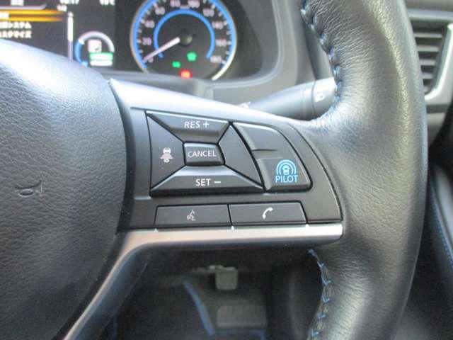 ���v���p�C���b�g���^�]�x���̐��ҁI�������H�ł̒P���ȏa�ؑ��s�ƒ����Ԃ̏��q���s�̂Q�̃V�[���ŁA�h���C�o�[�ɑ����ăA�N�Z���A�u���[�L�A�X�e�A�����O�������Ő��䂵�Ă���܂��I