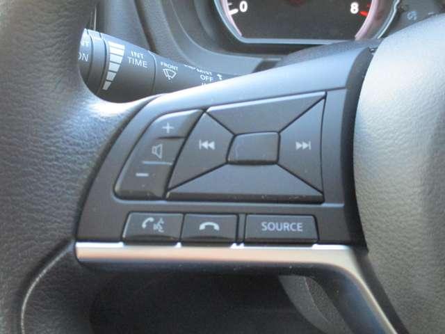 �茳�ŃI�[�f�B�I����ł��܂��B�I�[�f�B�I�̖{�̂̃p�l���𑀍삷��Ƃǂ����Ă����j�^�[�Ɏw��Ȃǂ��t���Č��\�C�ɂȂ�܂��񂩁H�茳�̃X�C�b�`�ő��삷��Ή�ʂ��������ƂȂ�����ł��܂���B