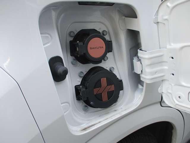 �[�d�|�[�g�͉^�]�ȑ�����ɂ���܂��B���ʏ[�d�͏㑤�A�}���[�d�͉����ɂȂ�܂�