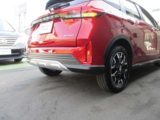 �O��ɏ�Q���\�i�[���������܂��B����̍ۂɂً͋}�u���[�L���쓮�����A��Q���Ƃ̏Փ˂�����܂��͏Փˎ��̔�Q���y�����܂��B