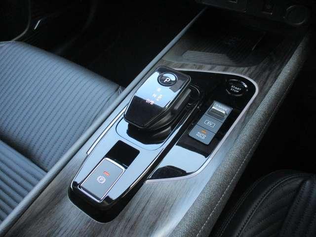 オーラ １．２　Ｇ　レザーエディション　日産純正メーカーナビ　プロパイロット　スマ－トキ－　整備記録簿　盗難防止装置　ＥＴＣ車載器　ＡＨＢ　元試乗車　ＬＥＤライト　ナビ＆ＴＶ　追従式クルーズコントロール　レーンキープ　アルミホイール　ＡＢＳ（11枚目）