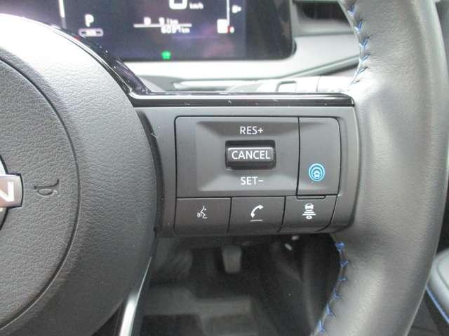 ���v���p�C���b�g���^�]�x���̐��ҁI�������H�ł̒P���ȏa�ؑ��s�ƒ����Ԃ̏��q���s�̂Q�̃V�[���ŁA�h���C�o�[�ɑ����ăA�N�Z���A�u���[�L�A�X�e�A�����O�������Ő��䂵�Ă���܂��I