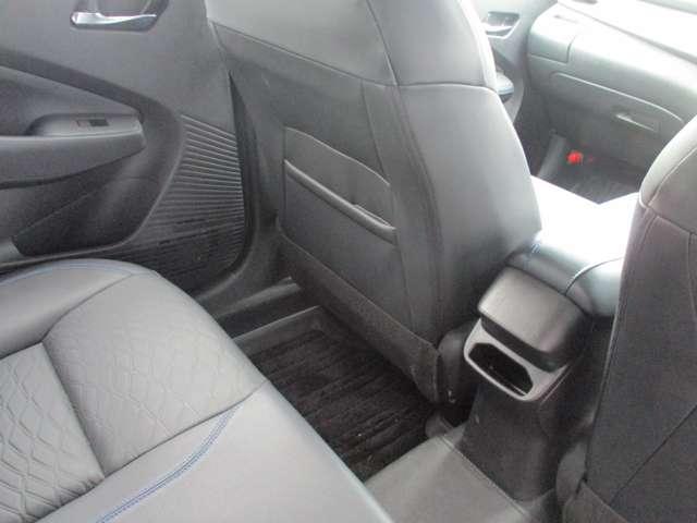 ����ȃV�[�g�̔w�����ꕔ�Ƀt�@�C���Ȃǂ����[�ł���|�P�b�g������܂�