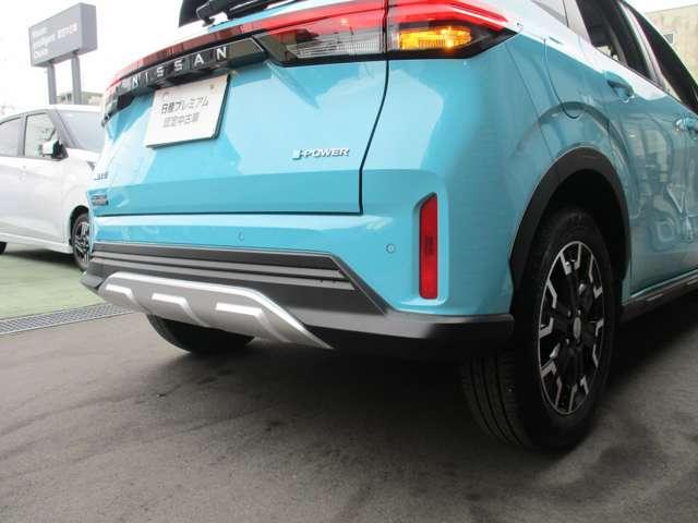 �O��ɏ�Q���\�i�[���������܂��B����̍ۂɂً͋}�u���[�L���쓮�����A��Q���Ƃ̏Փ˂�����܂��͏Փˎ��̔�Q���y�����܂��B