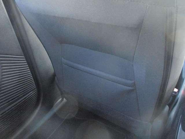 ����ȃV�[�g�̔w�����ꕔ�Ƀt�@�C���Ȃǂ����[�ł���|�P�b�g������܂�