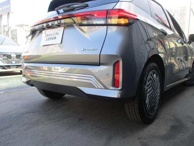 �O��ɏ�Q���\�i�[���������܂��B����̍ۂɂً͋}�u���[�L���쓮�����A��Q���Ƃ̏Փ˂�����܂��͏Փˎ��̔�Q���y�����܂��B