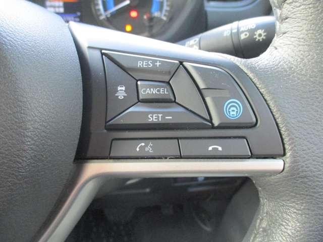 ���v���p�C���b�g���^�]�x���̐��ҁI�������H�ł̒P���ȏa�ؑ��s�ƒ����Ԃ̏��q���s�̂Q�̃V�[���ŁA�h���C�o�[�ɑ����ăA�N�Z���A�u���[�L�A�X�e�A�����O�������Ő��䂵�Ă���܂��I