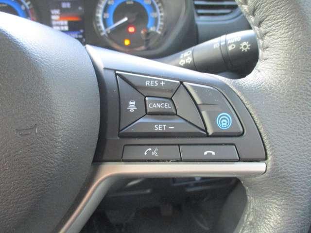 ���v���p�C���b�g���^�]�x���̐��ҁI�������H�ł̒P���ȏa�ؑ��s�ƒ����Ԃ̏��q���s�̂Q�̃V�[���ŁA�h���C�o�[�ɑ����ăA�N�Z���A�u���[�L�A�X�e�A�����O�������Ő��䂵�Ă���܂��I