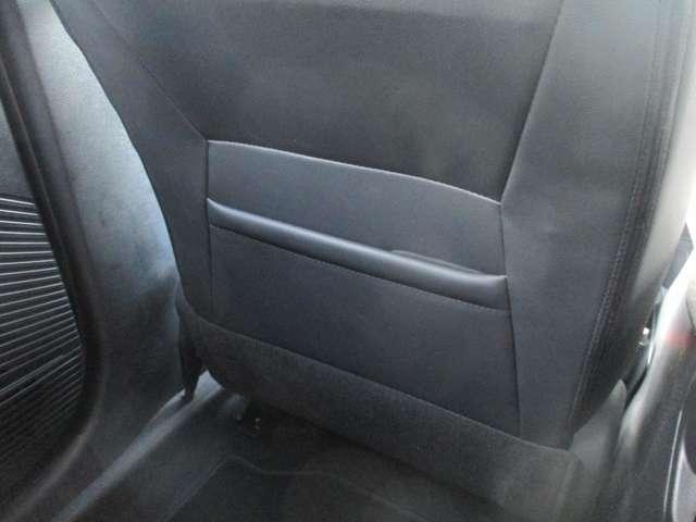 ����ȃV�[�g�̔w�����ꕔ�ɏ����ނ����[�ł���|�P�b�g������܂�